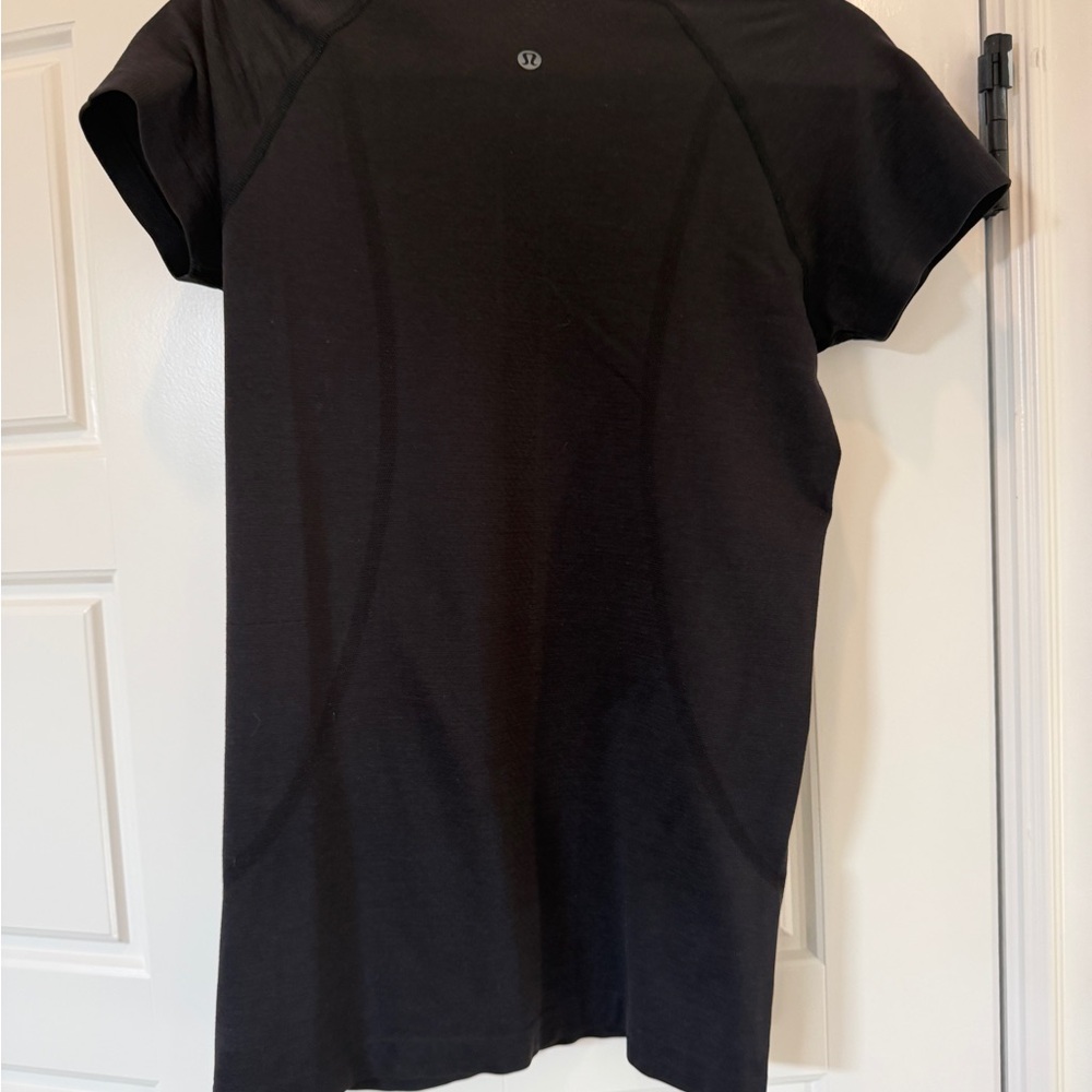 Lululemon Swiftly Tech Hip length short sleeve shirt, Size 6, Black EUC. - Picture 2 of 2